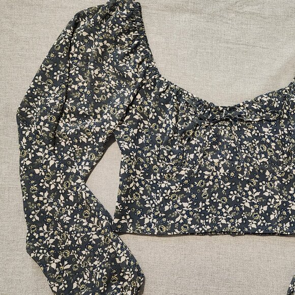 Cropped Blouse with Bubble Sleeves - Picture 5 of 8